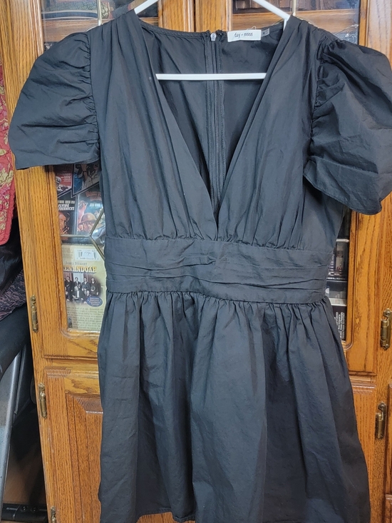 Day + Moon Pants - Day + Mood Black Puff-Sleeve V-Neck Romper Size Medium